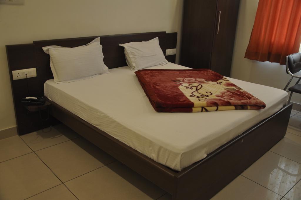 Hotel Surya Haldwāni Zewnętrze zdjęcie