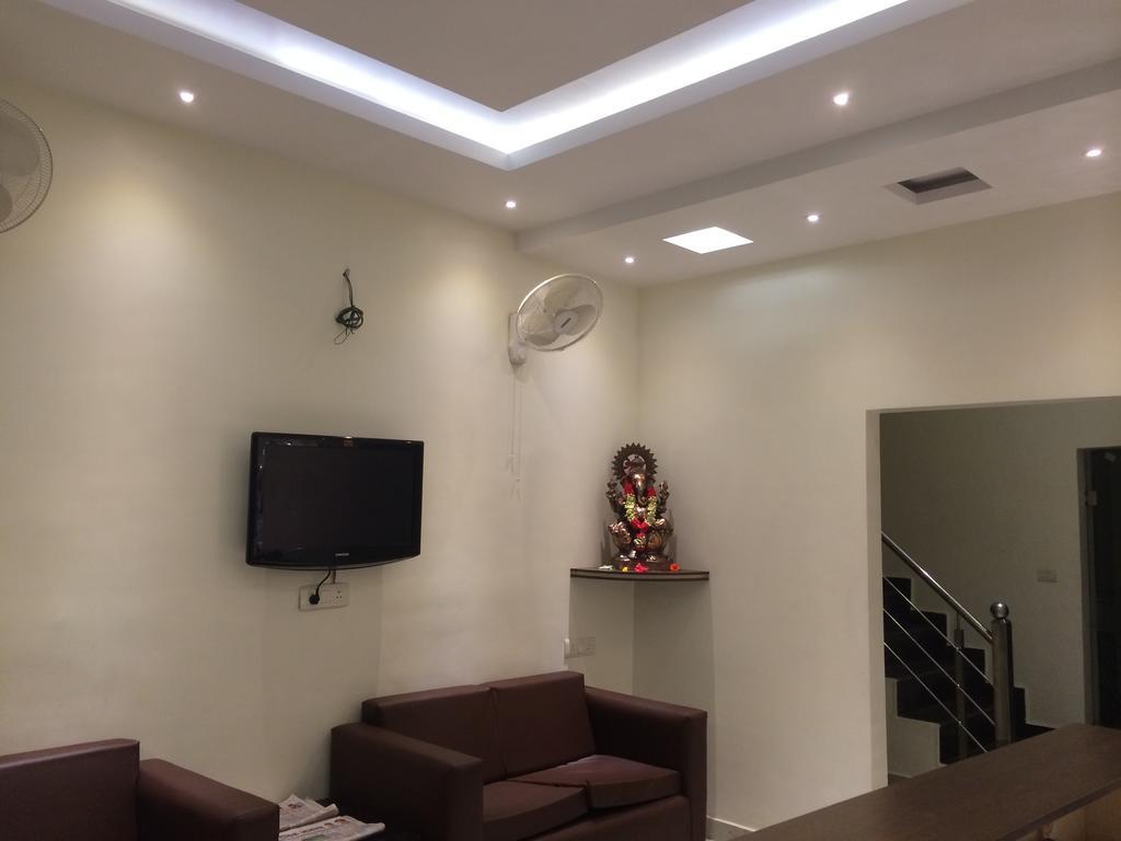 Hotel Surya Haldwāni Zewnętrze zdjęcie